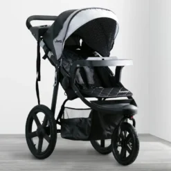 Jeep® Deluxe Patriot Open Trails Jogger 15 Jeep® Deluxe Patriot Open Trails Jogger -Delta Children 14999 0251JeepDeluxePatriotOpenTrailsJoggerCharcoal1x1 scaled